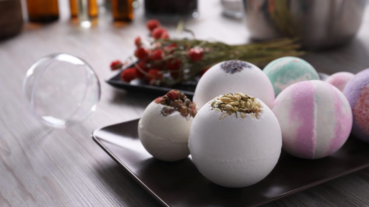 25 Creative DIY Gifts for a Memorable Holiday Season - DIY Bath Bombs dp565751976 dnoh