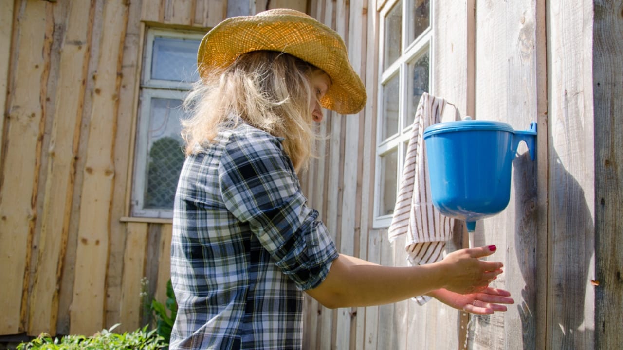 5 Simple Steps to Keep Bird Feeders Disease-Free 6 5 Simple Steps to Keep Bird Feeders Disease-Free - Farmer woman wash hands dp47577513 dnoh