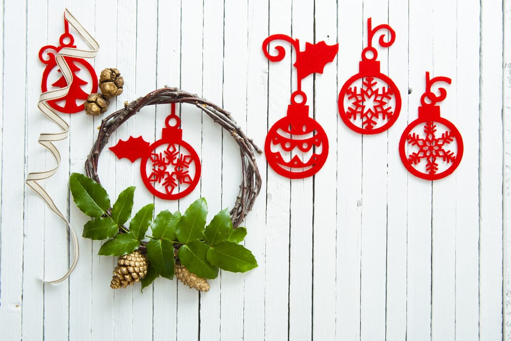 25 Unique Christmas Wreaths to Elevate Your Holiday Decor 20 25 Unique Christmas Wreaths to Elevate Your Holiday Decor - Felt Holly Wreath ss691818625 dpdgm