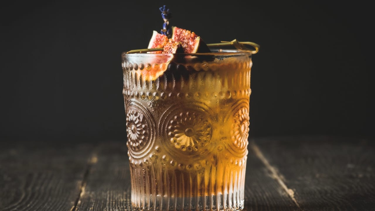 20 Fall Cocktails Full of Warm, Cozy Flavors 15 20 Fall Cocktails Full of Warm, Cozy Flavors - Fig Old Fashioned dp523462344 dnoh