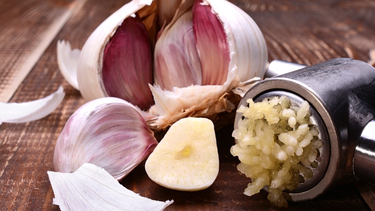 25 Genius Kitchen Tricks for Faster, Cheaper Meals 13 25 Genius Kitchen Tricks for Faster, Cheaper Meals - Garlic Press dp153523626 dnoh