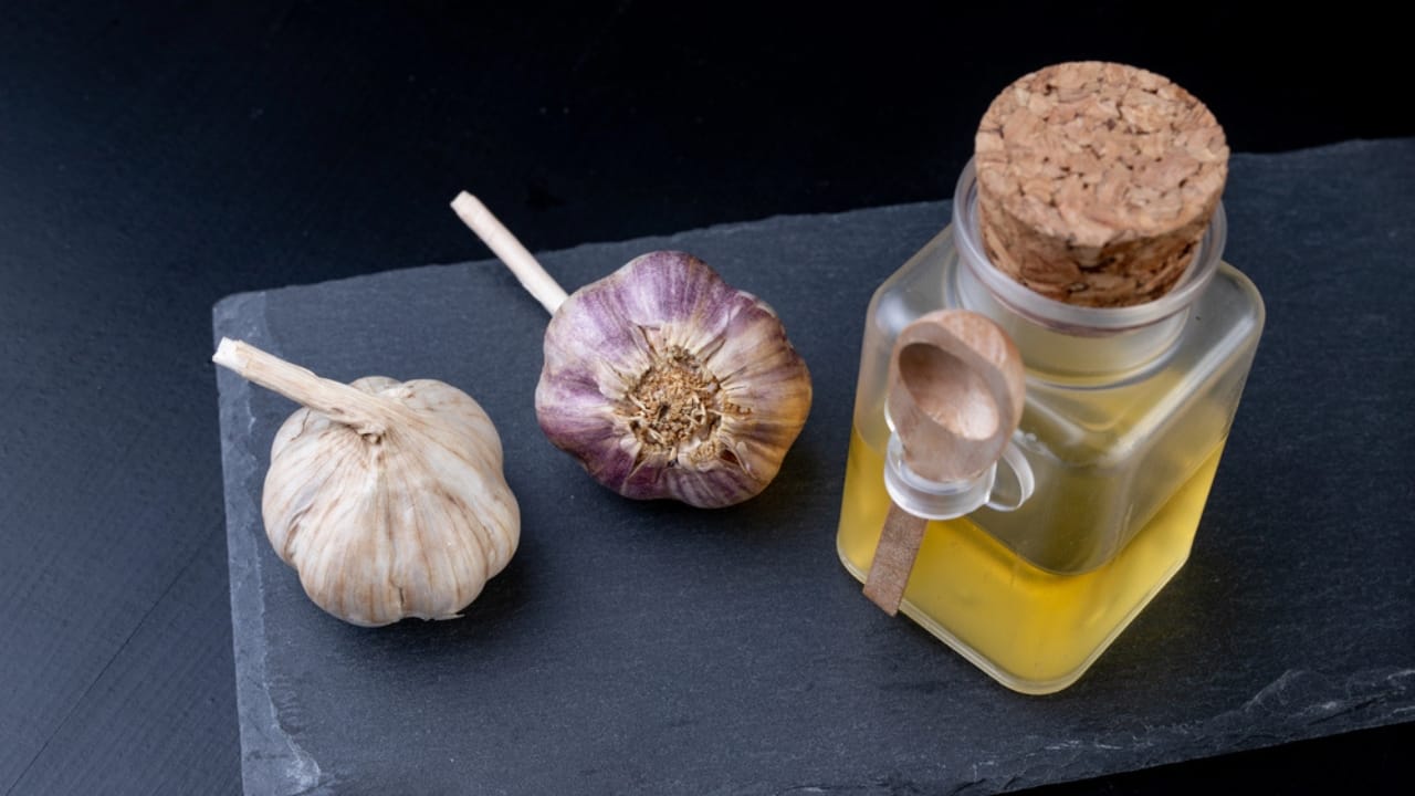 Make Your Own Healing Garlic Salve for Soothing Relief 5 Make Your Own Healing Garlic Salve for Soothing Relief - Garlic and medicinal juice for colds dp238236886 dnoh