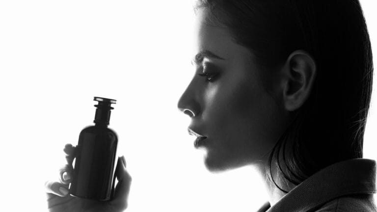 Perfumes That Made History: 17 Top-Selling Scents Worldwide 4 Perfumes That Made History: 17 Top-Selling Scents Worldwide - Girl holding a perfumes bottle ss1927700651 degm
