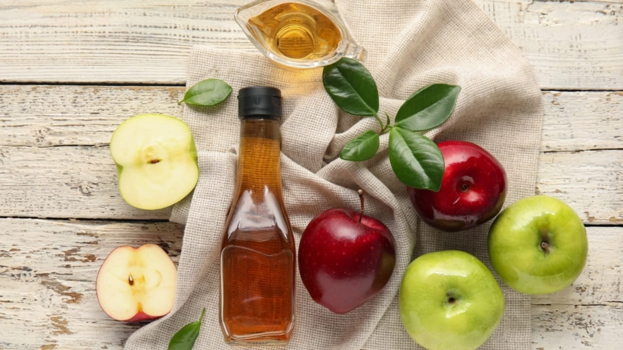 25 Creative DIY Gifts for a Memorable Holiday Season - Homemade Flavored Vinegars ss2280768849 dpdgm