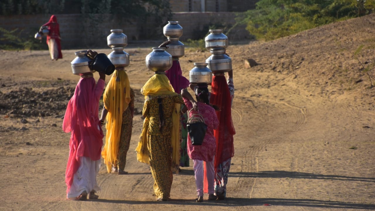 15 Ingenious Life Hacks from 100 Years Ago That Still Work 10 15 Ingenious Life Hacks from 100 Years Ago That Still Work - Indian women carrying heavy jugs ss1830988796 dpdgm