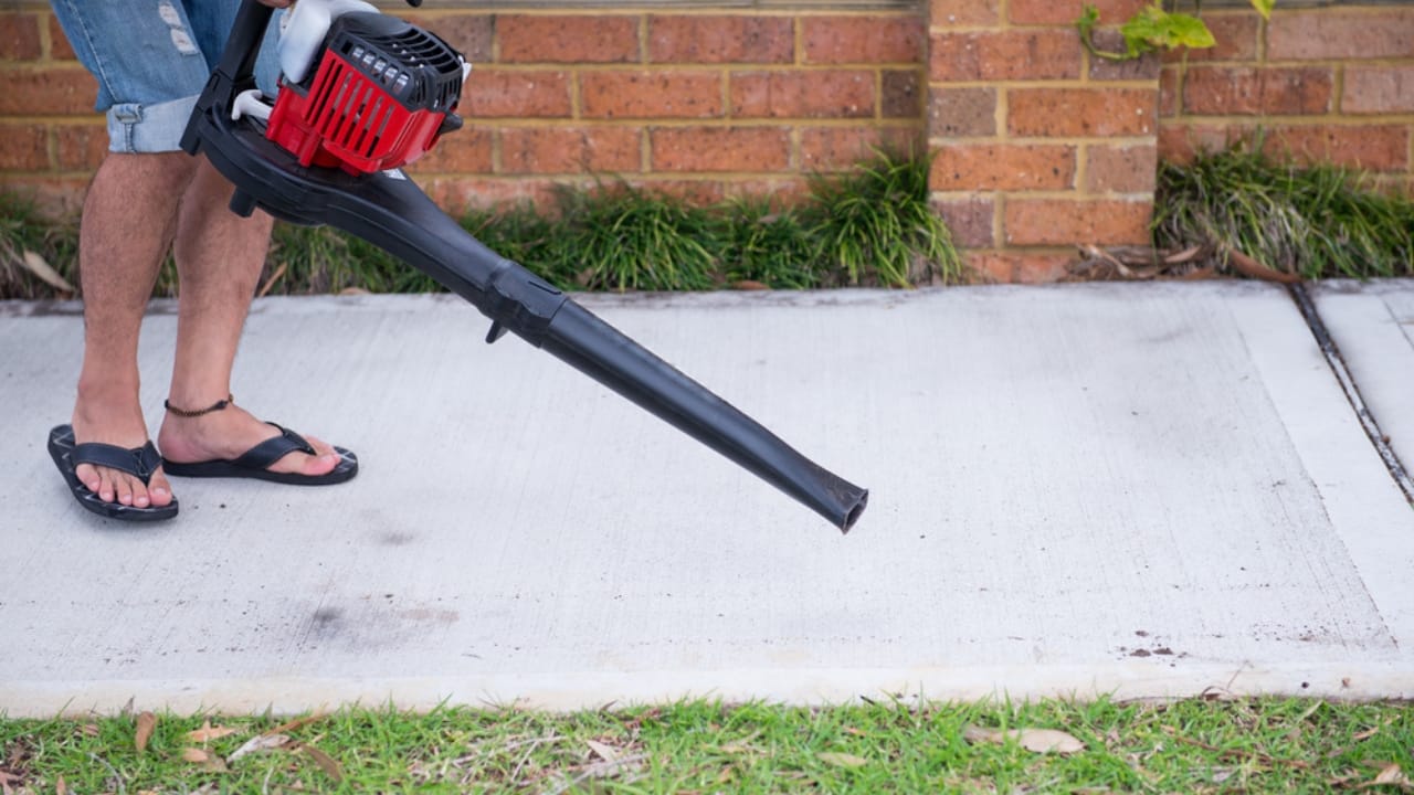 12 Leaf Blower Hacks That Will Change How You Use It Year-Round - Leaf blower ss306247793 adyh