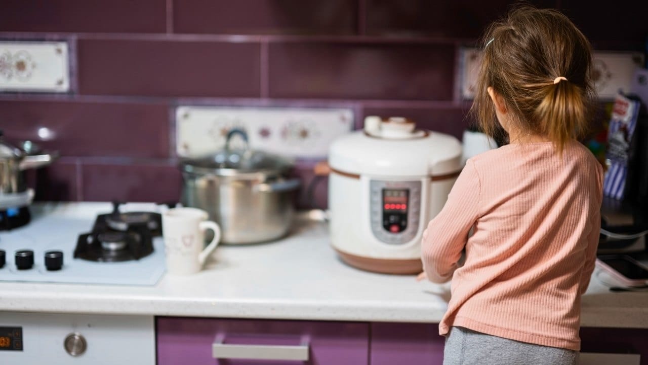 This Slow-Cooker Mac & Cheese Recipe Delivers Cheesy Perfection 4 This Slow-Cooker Mac & Cheese Recipe Delivers Cheesy Perfection - Mac and cheese ss2263152879dnoh