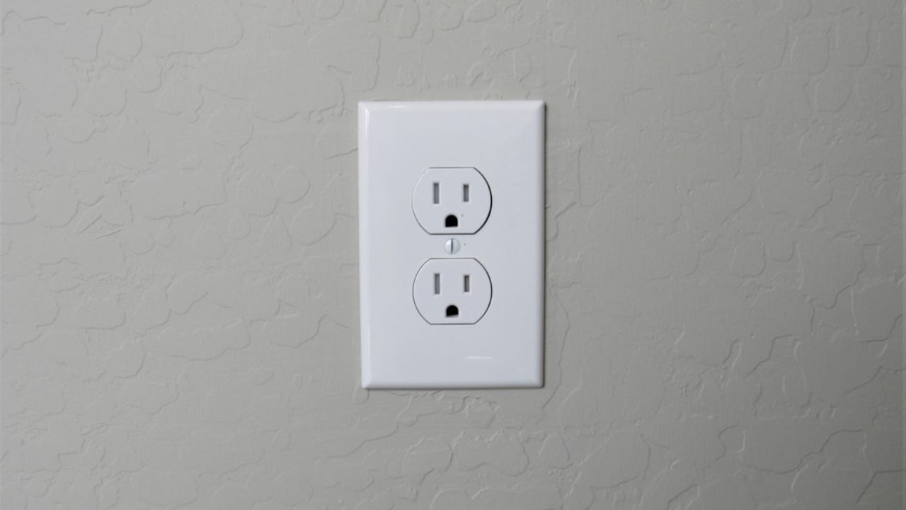 12 Electrical Code Violations That Put Your Home at Risk 12 12 Electrical Code Violations That Put Your Home at Risk - Non grounding outlets dp417247524 dnoh