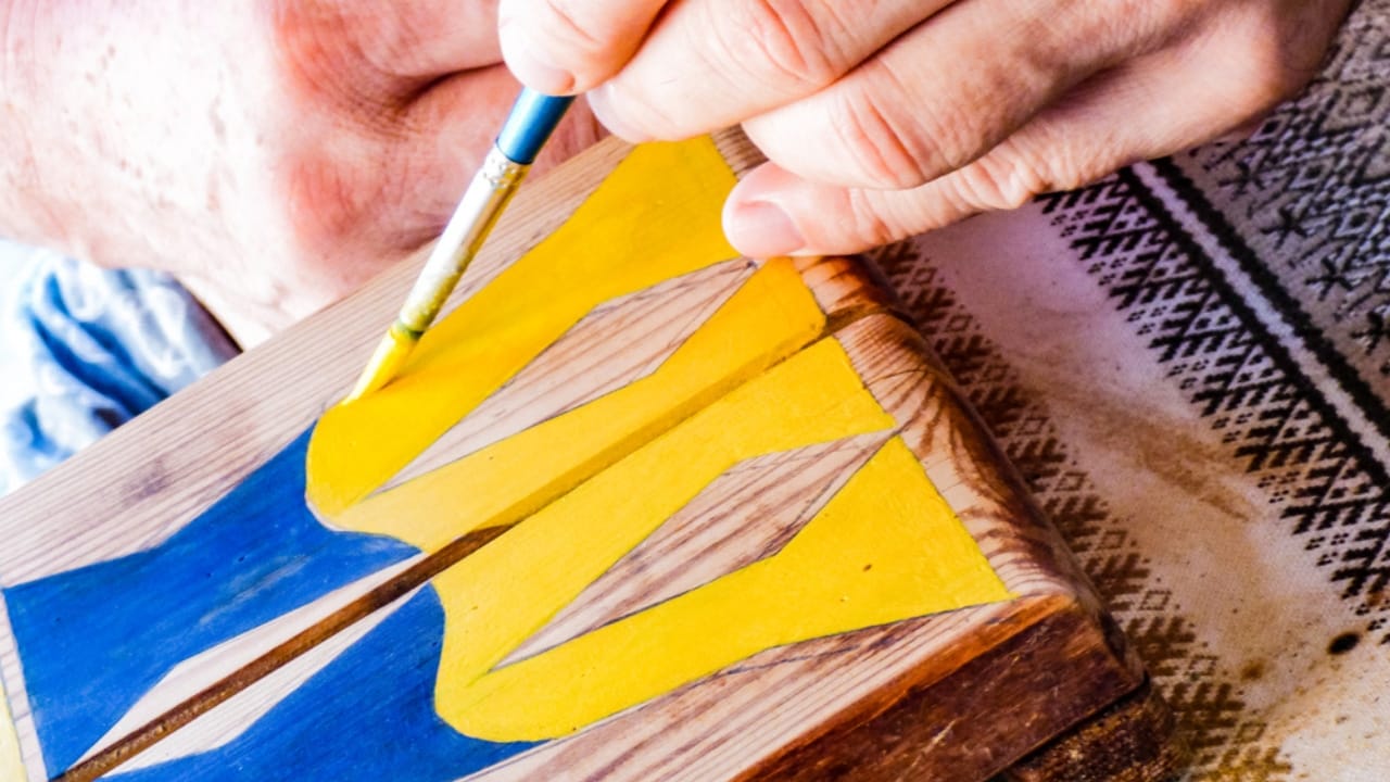 25 Creative DIY Gifts for a Memorable Holiday Season - Painted Wooden Signs ss1169000935 dpdgm