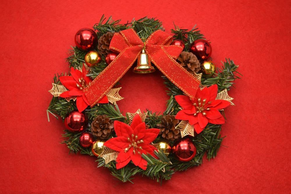 25 Unique Christmas Wreaths to Elevate Your Holiday Decor 21 25 Unique Christmas Wreaths to Elevate Your Holiday Decor - Poinsettia Wreath ss221826988 dpdgm