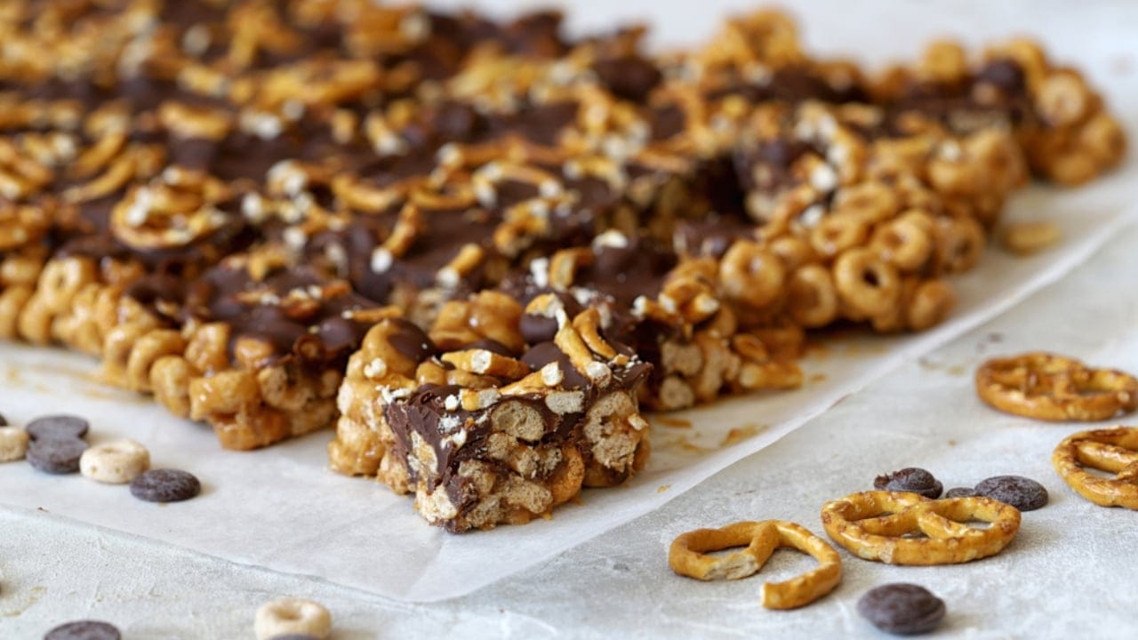 10 No-Bake Granola Bar Recipes to Fit Any Craving 9 10 No-Bake Granola Bar Recipes to Fit Any Craving - Pretzels Chocolate granola bar ss1500269966 dpdgm