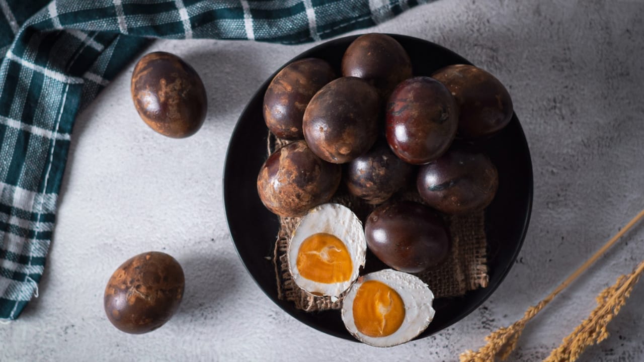 22 Egg Storage Hacks That Actually Work - Smoked duck eggs dp651369504 dnoh