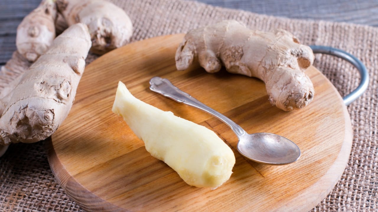 25 Genius Kitchen Tricks for Faster, Cheaper Meals 17 25 Genius Kitchen Tricks for Faster, Cheaper Meals - Spoon to Peel Ginger dp175146952 dnoh