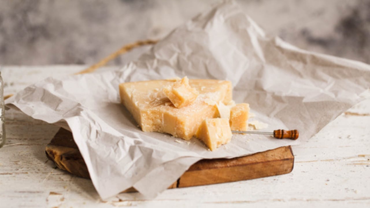 Stop Wasting Cheese: 5 Plastic-Free Ways to Keep It Fresh 2 Stop Wasting Cheese: 5 Plastic-Free Ways to Keep It Fresh - cheese paper ss427030396