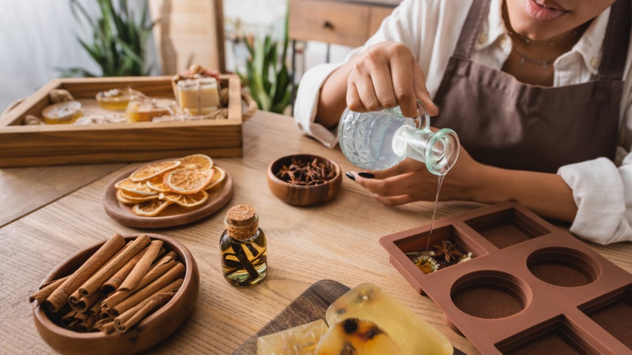 12 DIY Holiday Room Sprays to Bring Cheer to Every Room 5 12 DIY Holiday Room Sprays to Bring Cheer to Every Room - cinnamon orange essential oil dp640940764 dnop