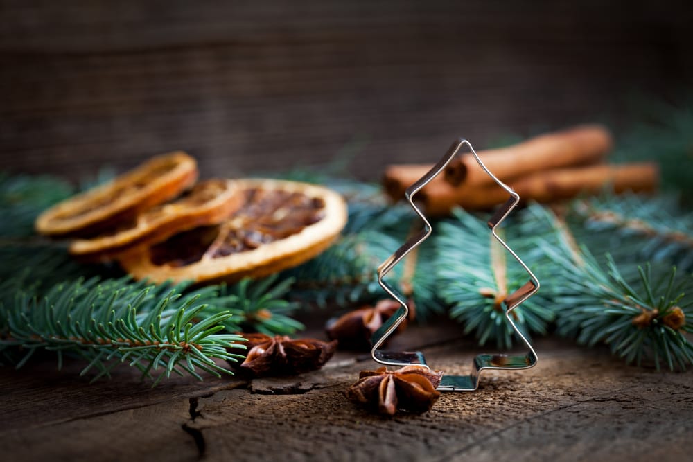 25 Unique Christmas Wreaths to Elevate Your Holiday Decor 11 25 Unique Christmas Wreaths to Elevate Your Holiday Decor - cookie cutter and christmas decoration ss159430580 dpdgm