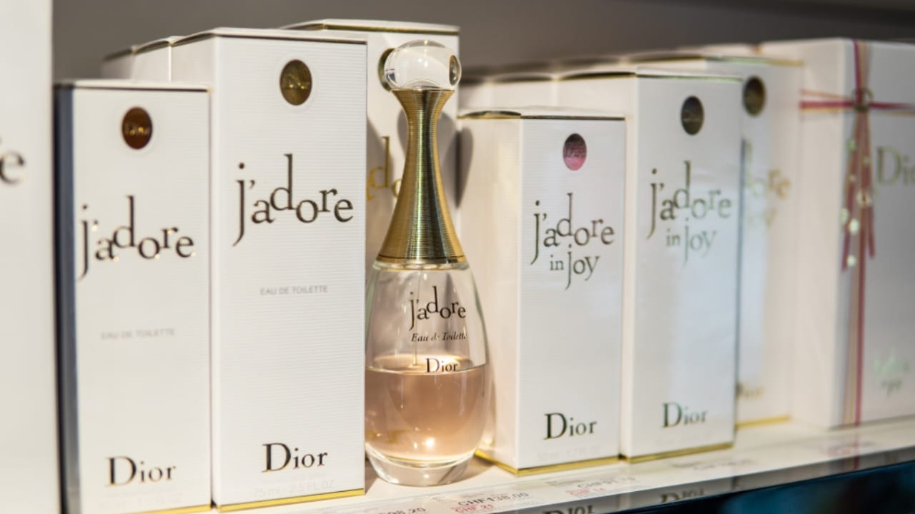 Perfumes That Made History: 17 Top-Selling Scents Worldwide 4 Perfumes That Made History: 17 Top-Selling Scents Worldwide - dior j adore ss1342355852 dnoh