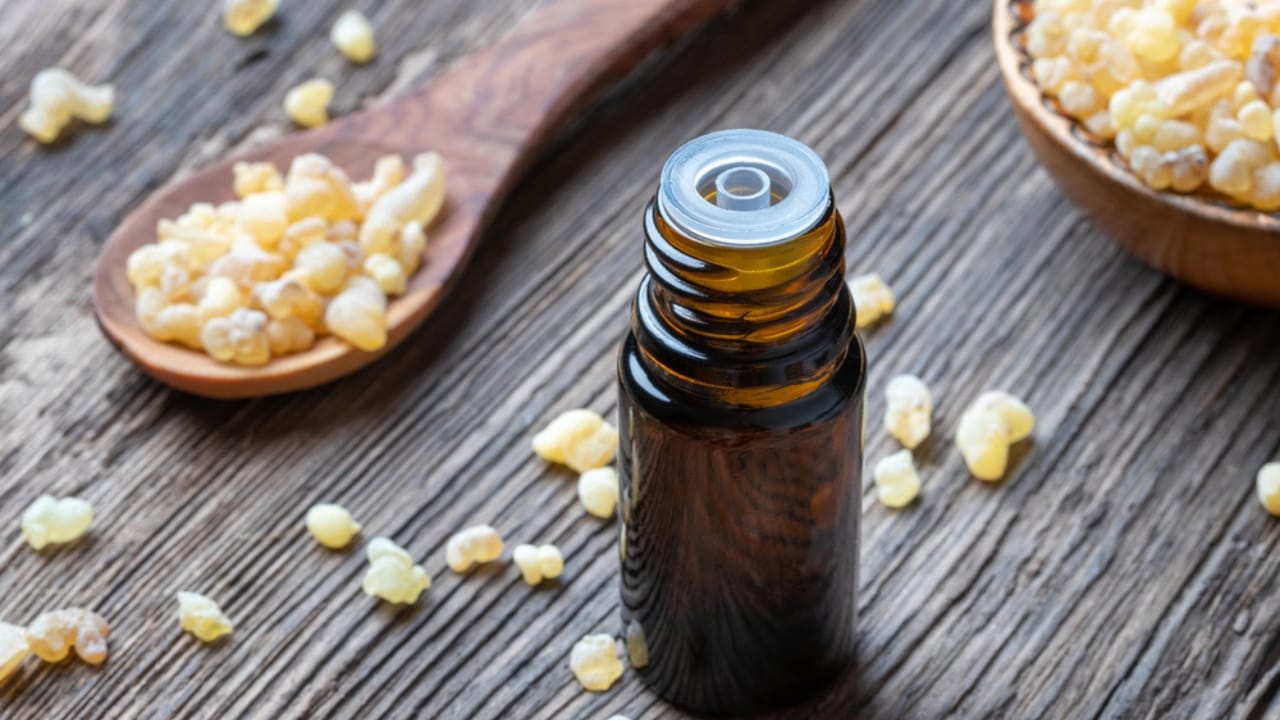 12 DIY Holiday Room Sprays to Bring Cheer to Every Room 7 12 DIY Holiday Room Sprays to Bring Cheer to Every Room - frankincense essential oil dp231400060 dnop