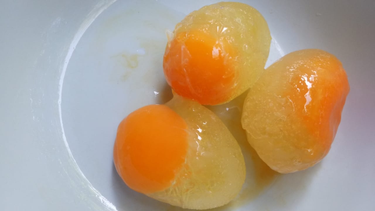 22 Egg Storage Hacks That Actually Work - freezed eggs in a bowl ss1546537106 dpdgm