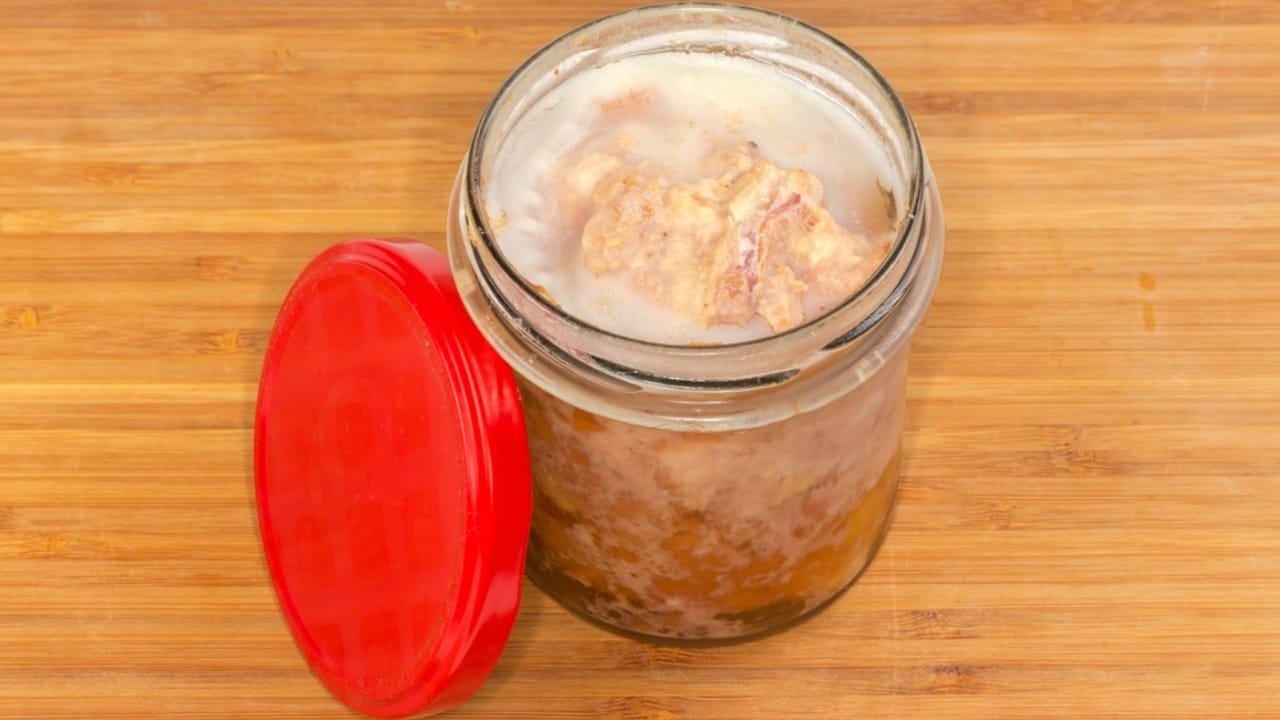 No Fridge Needed: 10 Amish Meat Preservation Secrets 5 No Fridge Needed: 10 Amish Meat Preservation Secrets - lard preserving meat ss2165925089