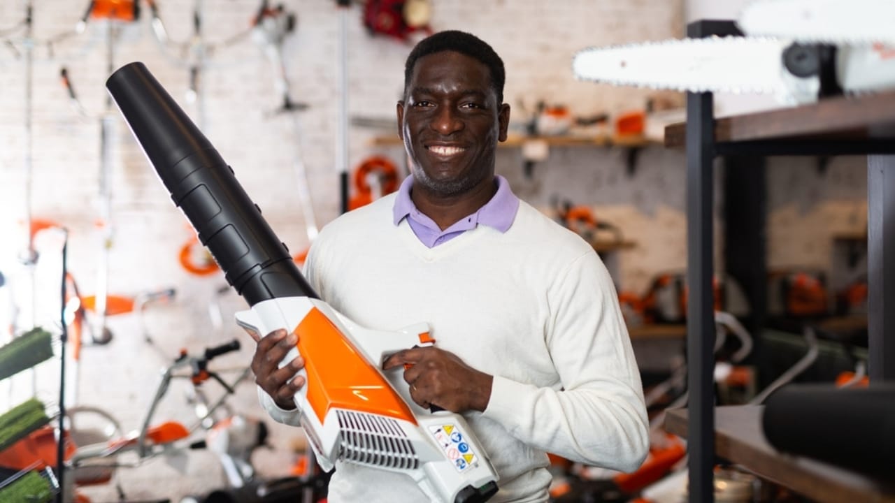 12 Leaf Blower Hacks That Will Change How You Use It Year-Round 3 12 Leaf Blower Hacks That Will Change How You Use It Year-Round - leaf blower in store ss2095092904 adyh