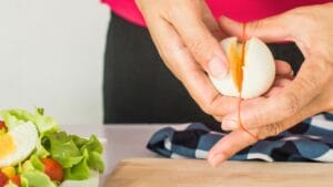 17 Cooking Hacks Every Home Cook Should Try 1 17 Cooking Hacks Every Home Cook Should Try - rubber band cut boil egg ss1077808067 degm