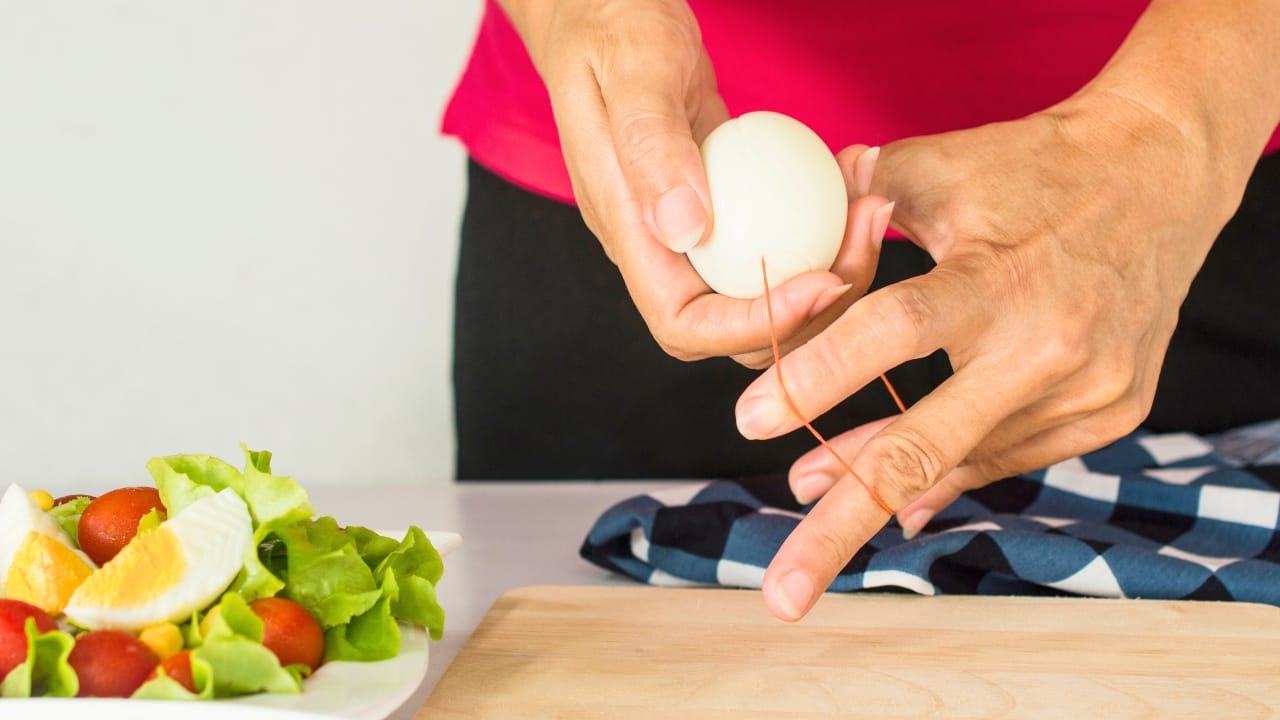 17 Cooking Hacks Every Home Cook Should Try 18 17 Cooking Hacks Every Home Cook Should Try - rubber band cut boil egg ss1077808070 degm