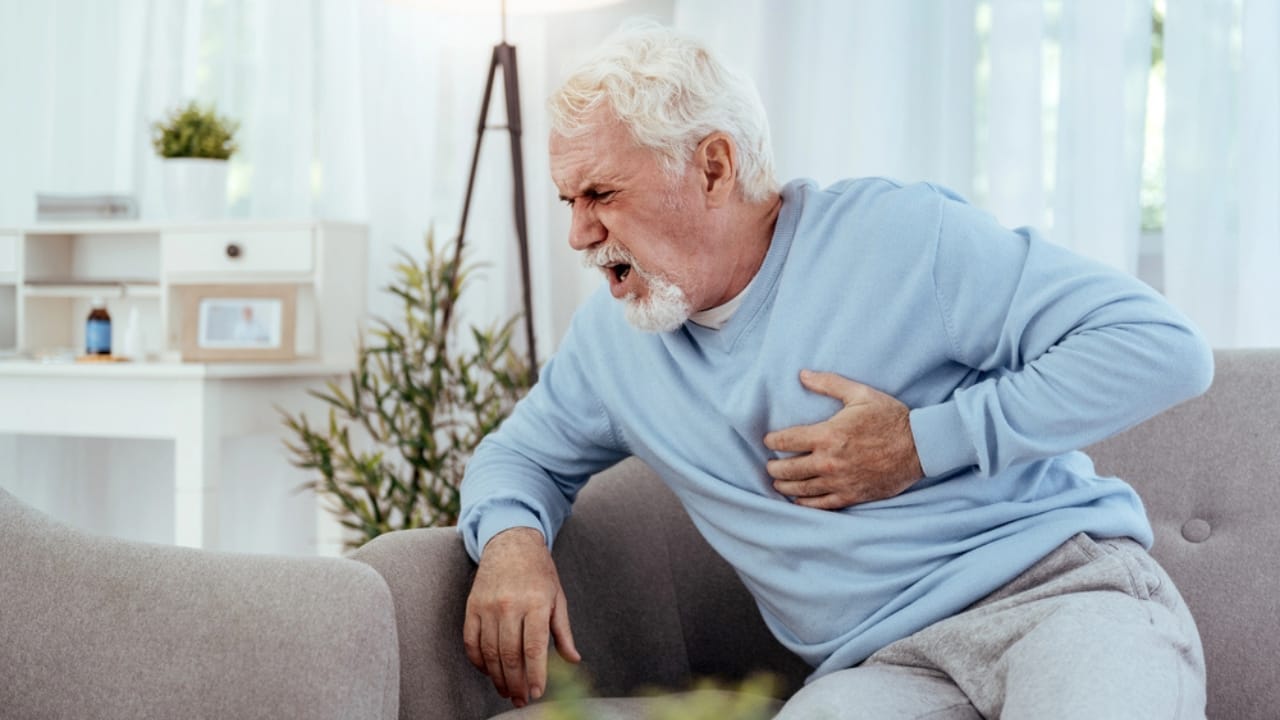 Carnivore Diet Under Fire: What Science Says About the Trend 8 Carnivore Diet Under Fire: What Science Says About the Trend - senior man having cardiovascular disease dp202271250 dnoh