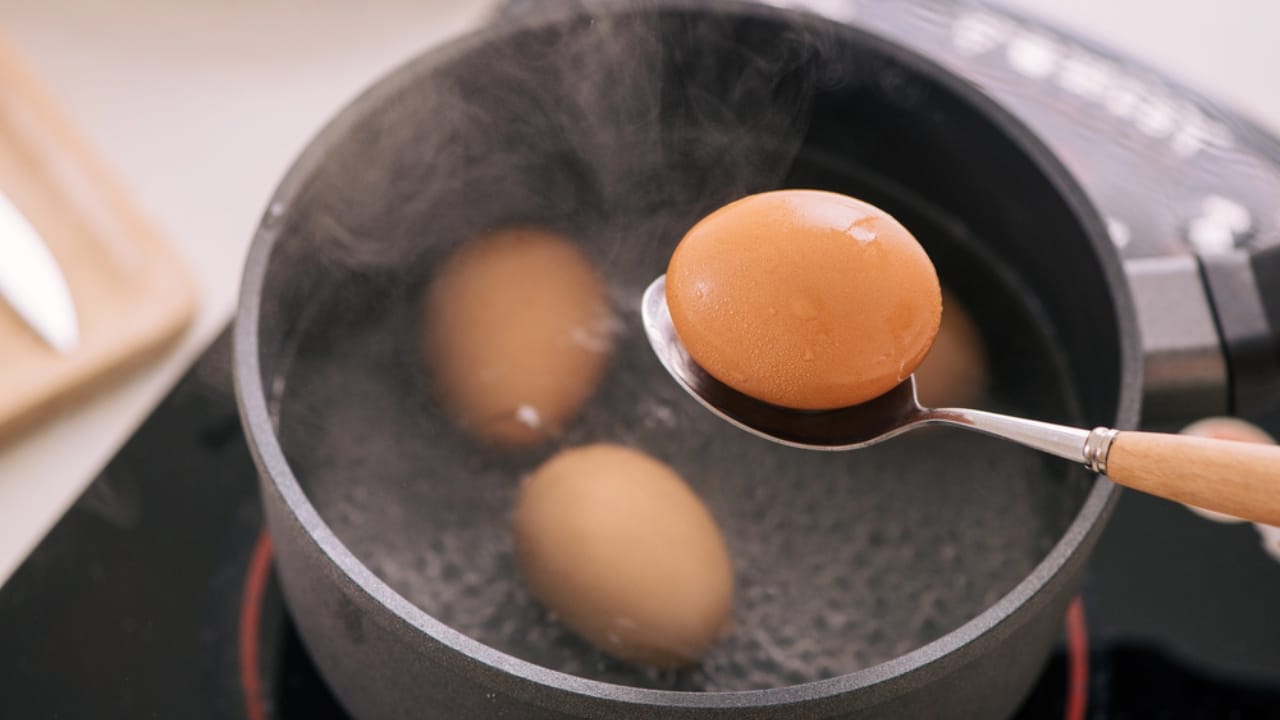 22 Egg Storage Hacks That Actually Work - slow boil eggs dp199961864 dnoh