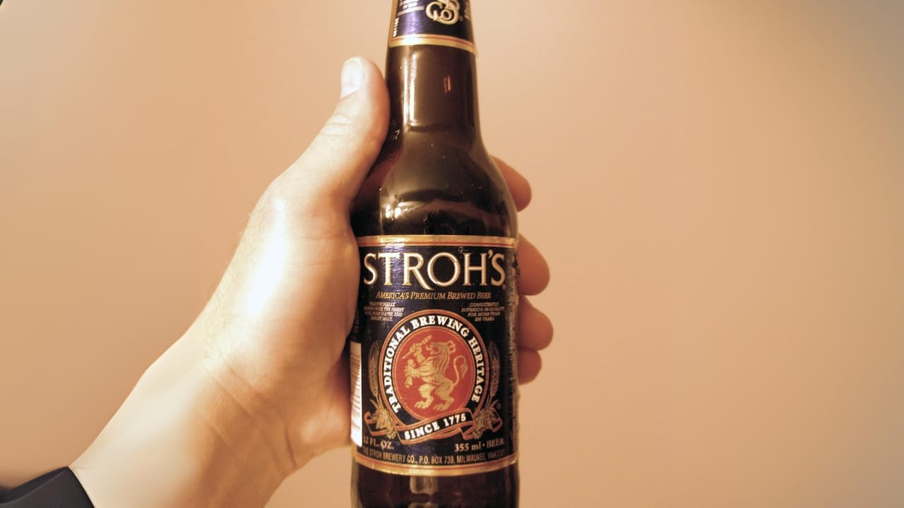 10 Classic Beers of Yesteryear That are No Longer Around 10 10 Classic Beers of Yesteryear That are No Longer Around - strohs beer wc