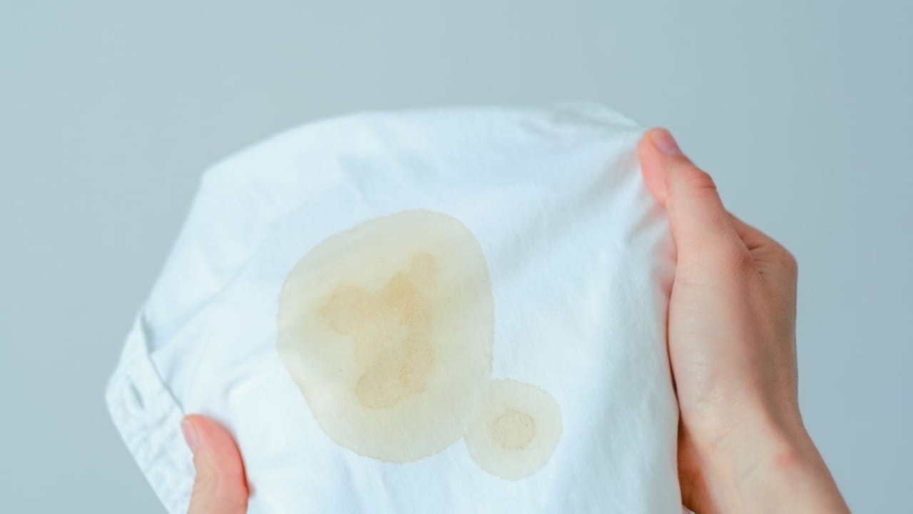 15 Old-School Household Tricks to Keep Life Simple & Efficient 11 15 Old-School Household Tricks to Keep Life Simple & Efficient - tea stain ss231014543 adyh