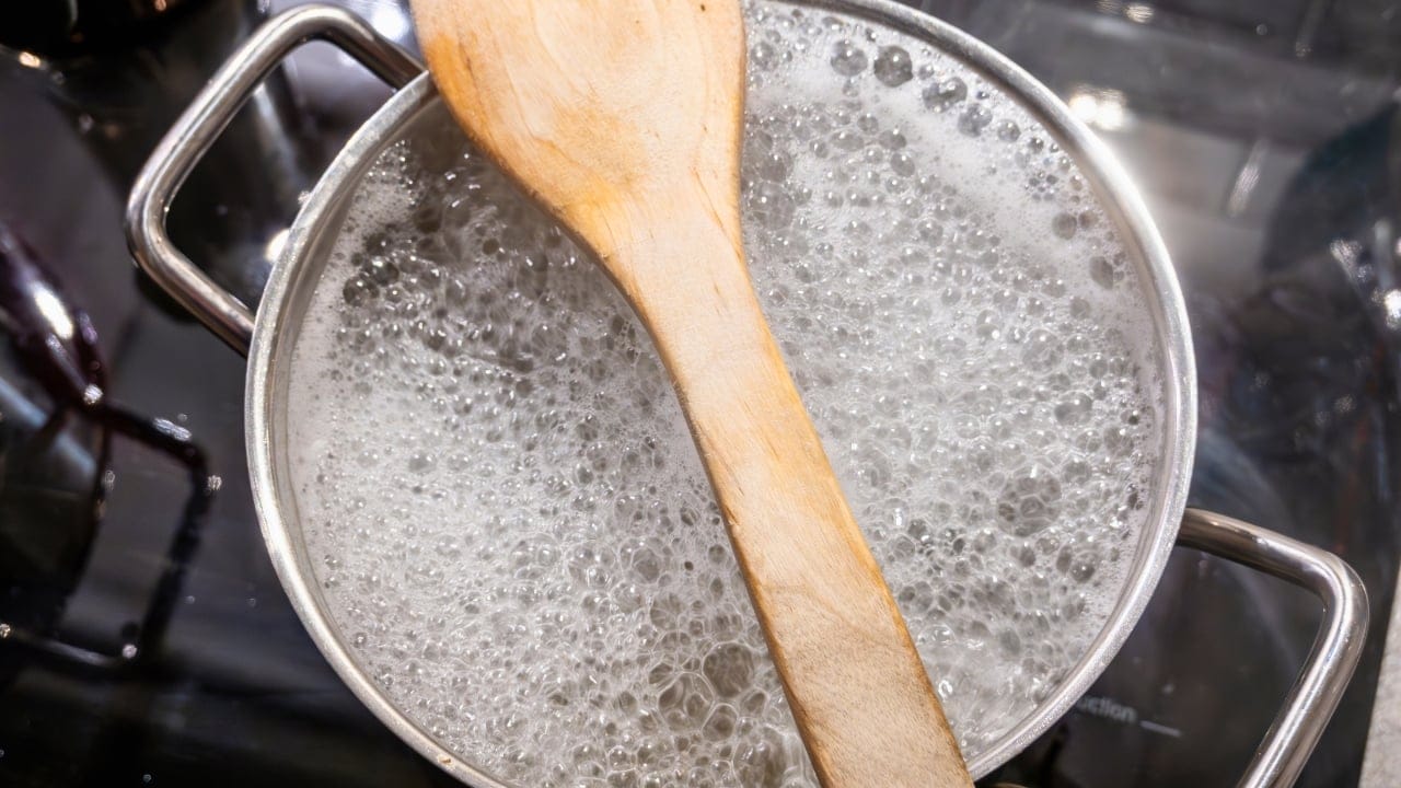 17 Cooking Hacks Every Home Cook Should Try 5 17 Cooking Hacks Every Home Cook Should Try - water boiling on a stove with a wooden spoon to prevent boil over ss2418417503 degm