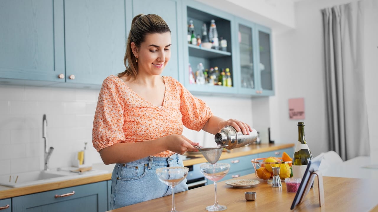 Christmas Cocktails Get a Refresh with the Mistletoe Margarita 3 Christmas Cocktails Get a Refresh with the Mistletoe Margarita - woman cocktails ss2011679132 degm