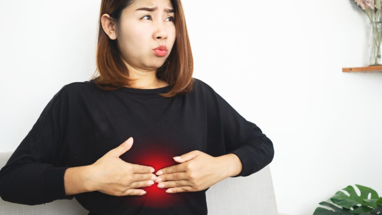 12 Reasons Aloe Vera Is a Wellness Must-Have 10 12 Reasons Aloe Vera Is a Wellness Must-Have - woman heartburning dp658247068 dnoh