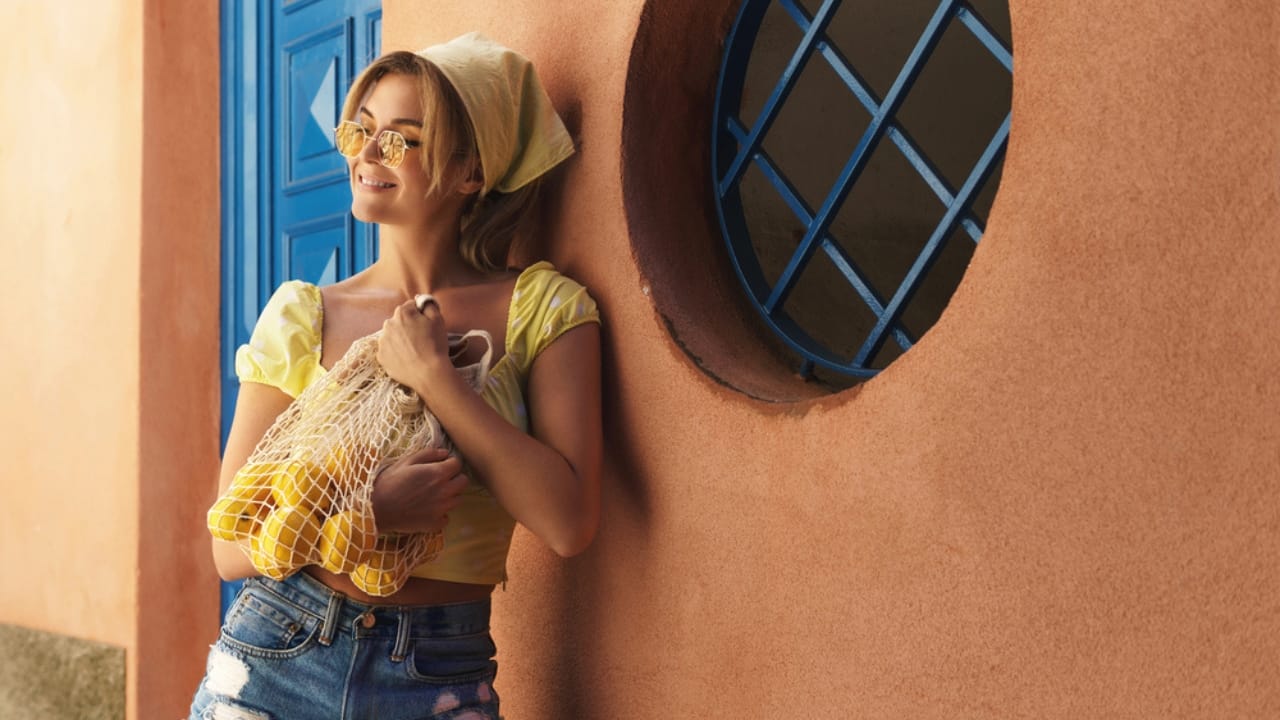 Don’t Toss Them... 15 Creative Ways to Reuse Pantyhose 13 Don’t Toss Them... 15 Creative Ways to Reuse Pantyhose - woman with net bag dp374915100 dnoh