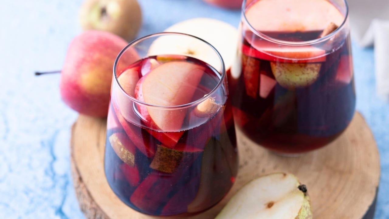 Quick Classic Red Sangria for the Holidays 3 Quick Classic Red Sangria for the Holidays - Autumn sangria with pear and apple ss2334731343 degm