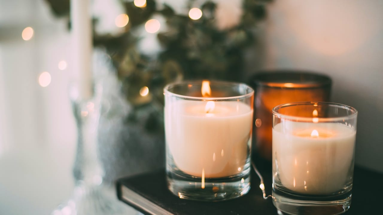 Are Scented Candles Really Harmful? Here’s What Science Says 4 Are Scented Candles Really Harmful? Here’s What Science Says - Cozy home interior decor burning candles ss1037164114 degm