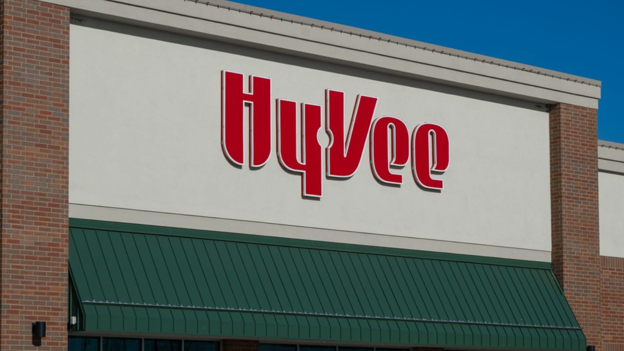 These 21 Grocery Stores Are Taking Too Much from Your Wallet 9 These 21 Grocery Stores Are Taking Too Much from Your Wallet - Hy Vee dp130535938 dnoh