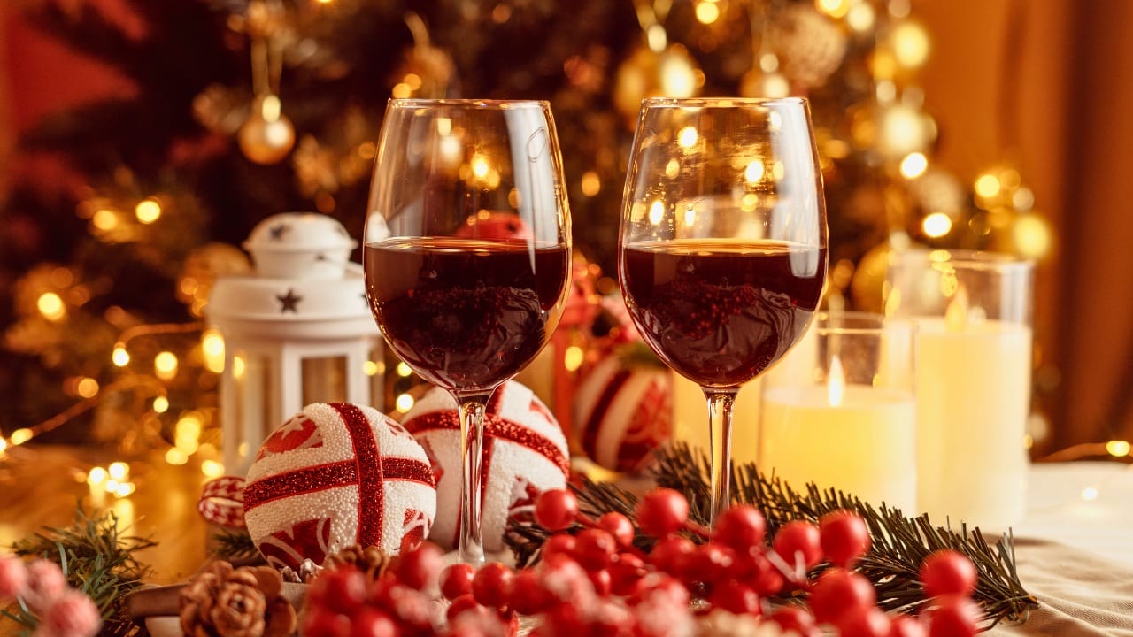 Don’t Toss Those Ornaments: 6 Ways to Upcycle Holiday Treasures 6 Don’t Toss Those Ornaments: 6 Ways to Upcycle Holiday Treasures - Ornament table christmas ss2548162345 degm