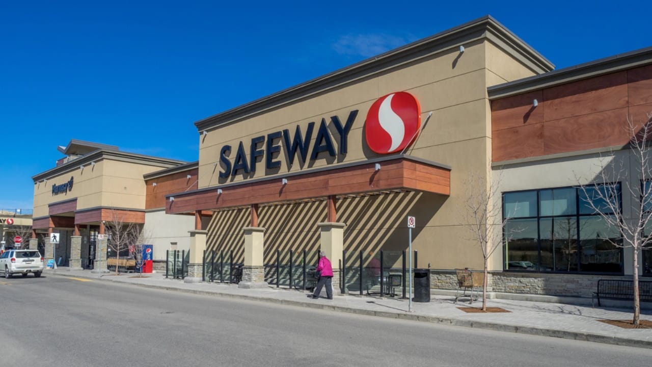 These 21 Grocery Stores Are Taking Too Much from Your Wallet 4 These 21 Grocery Stores Are Taking Too Much from Your Wallet - Safeway dp70620939 dnoh