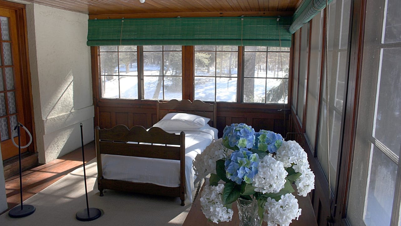 15 Unique Features Found Only in Pre-1900s Homes 5 15 Unique Features Found Only in Pre-1900s Homes - Sleeping Porches Outdoor Snoozing wc