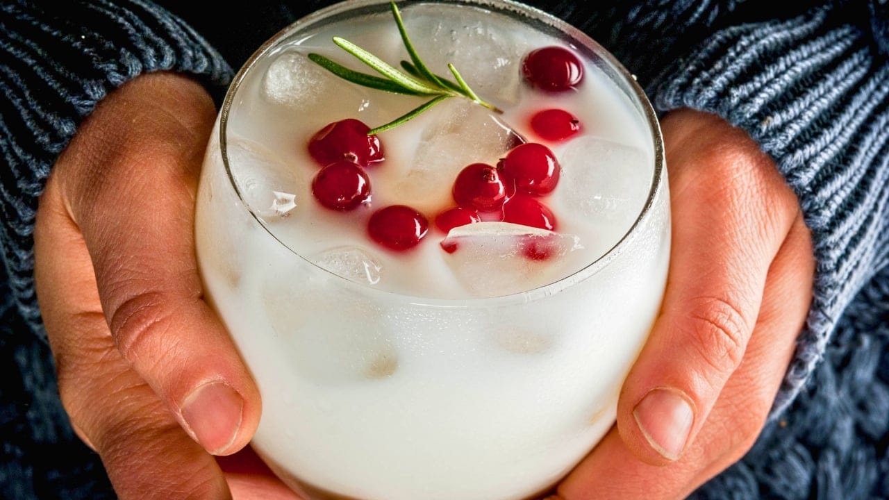 Your New Favorite Holiday Drink: White Christmas Cranberry Margarita 5 Your New Favorite Holiday Drink: White Christmas Cranberry Margarita - White Christmas cranberry cocktail ss748374040 degm