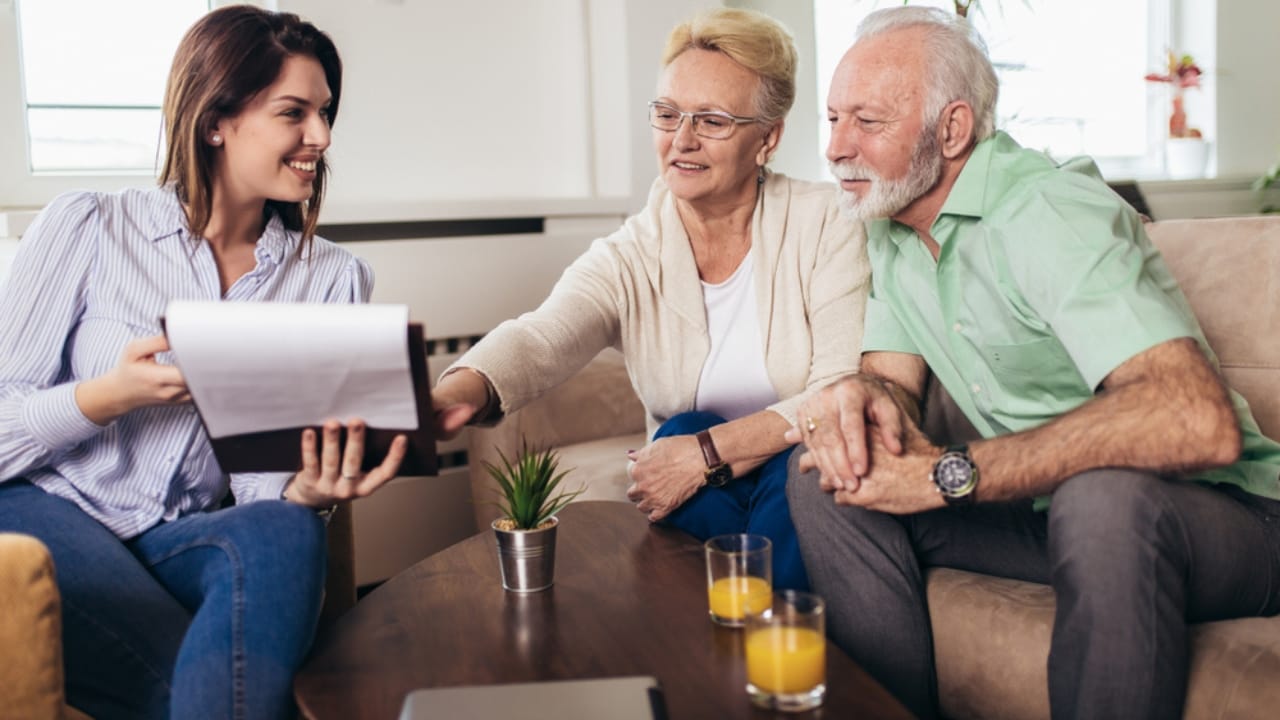 17 Reasons Baby Boomers Aren’t Joining the Downsizing Trend 14 17 Reasons Baby Boomers Aren’t Joining the Downsizing Trend - boomer with agent ss1332262334 dnoh