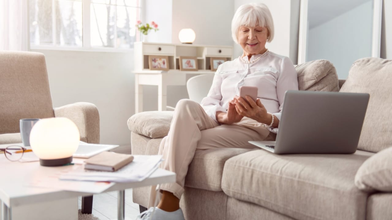 17 Reasons Baby Boomers Aren’t Joining the Downsizing Trend 13 17 Reasons Baby Boomers Aren’t Joining the Downsizing Trend - boomer with phone ss1049632862 dnoh