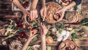 14 Easy Weeknight Dinners to Add to Your Recipe Rotation 1 14 Easy Weeknight Dinners to Add to Your Recipe Rotation - fiest family friends eating dp264991268 dnoh