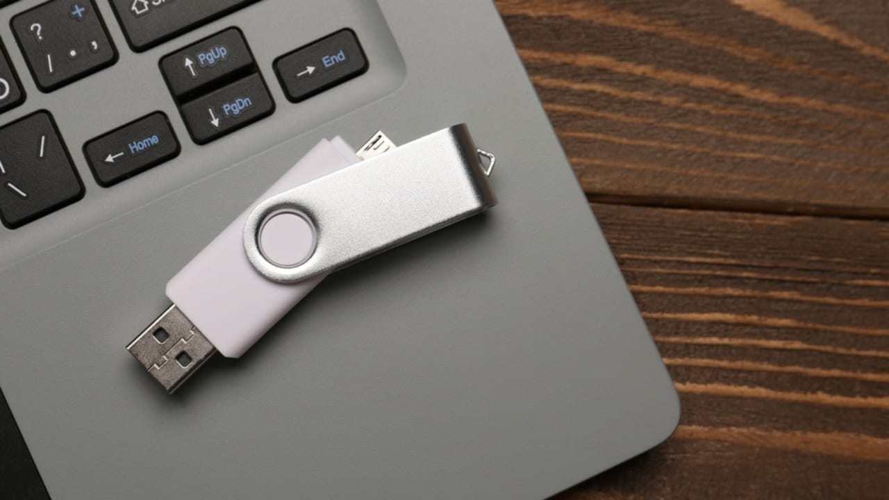 13 Items You Should Always Keep in a Safe for Maximum Security 6 13 Items You Should Always Keep in a Safe for Maximum Security - flashdrive ss2288644943 dnoh