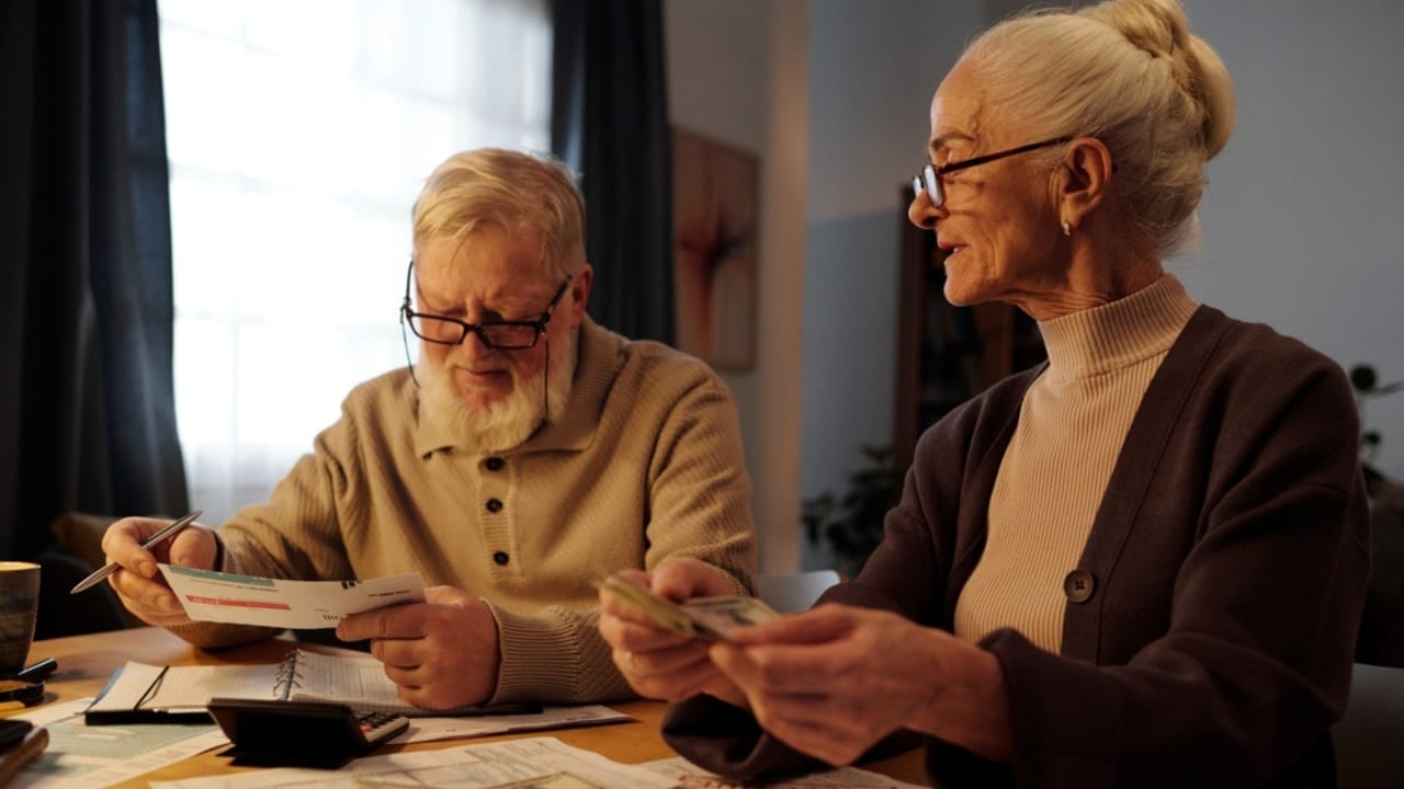 17 Reasons Baby Boomers Aren’t Joining the Downsizing Trend 3 17 Reasons Baby Boomers Aren’t Joining the Downsizing Trend - old couple with money ss2458838887 dnoh