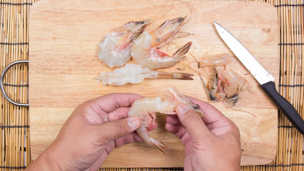 Baking Soda & Shrimp: The Trick Every Cook Should Know 5 Baking Soda & Shrimp: The Trick Every Cook Should Know - peeling shrimp dp156656636 dnoh