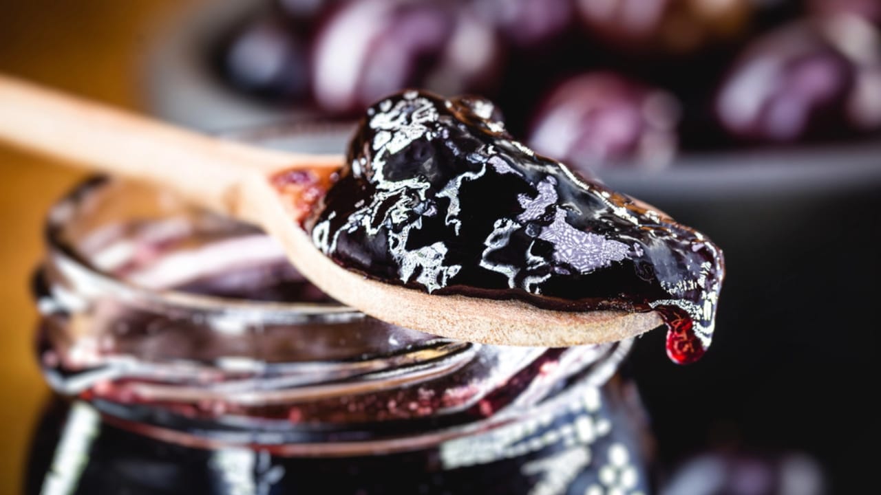 6 Natural Ways to Get Rid of Ants in Your Yard & Driveway 8 6 Natural Ways to Get Rid of Ants in Your Yard & Driveway - purple jelly dp406590856 dnoh