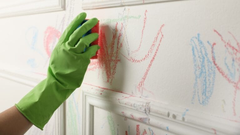 Clean Your Walls Like a Pro—No Streaks, No Damage 10 Clean Your Walls Like a Pro—No Streaks, No Damage - woman wall chalk ss2011023155 dpdgm
